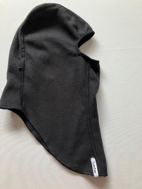 Kukla pod prilbu, wedze