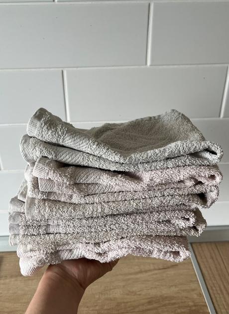 7 sivých a ružových uterákov na ruky, 2 plienky,