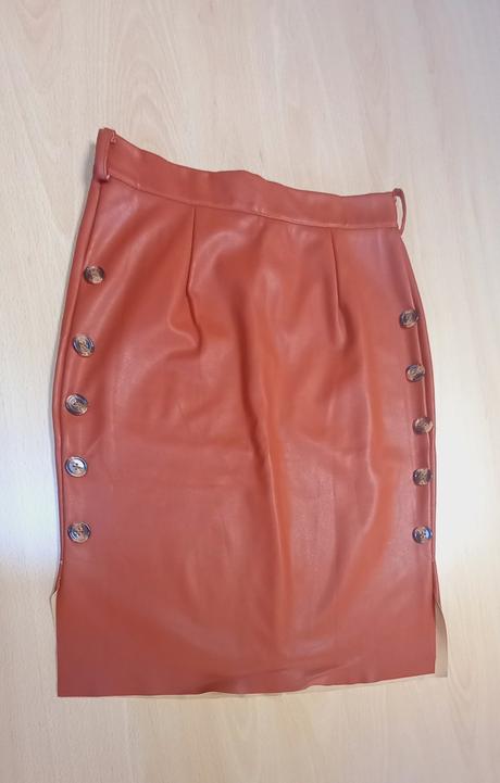 Dlhšia koženková sukňa, s