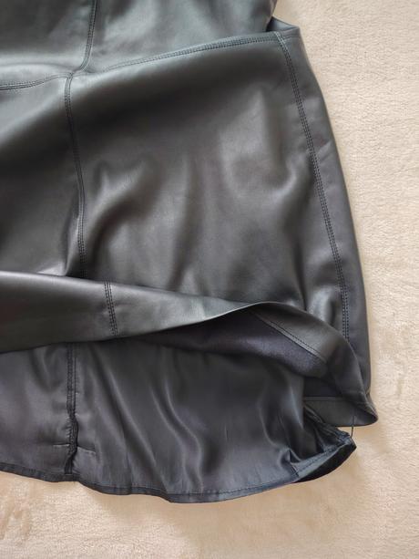 Čierne koženkové šaty na ramienka, mango,s