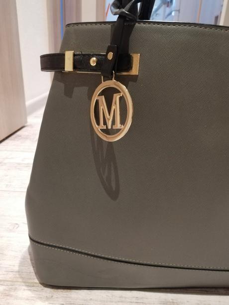 Nová šedá kabelka, 