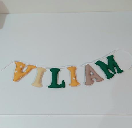 Písmenká z látky.,