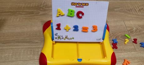 Magnetická tabuľa s kufríkom s abecedou a číslami,