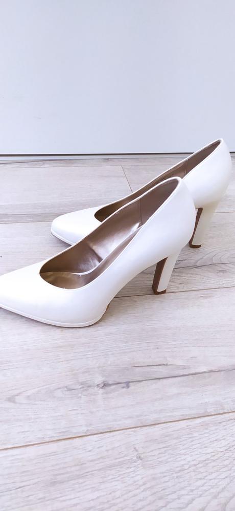 Svadobné šaty a topánky, l