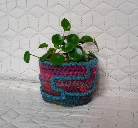 Malé háčkované návleky na kvetináče, 