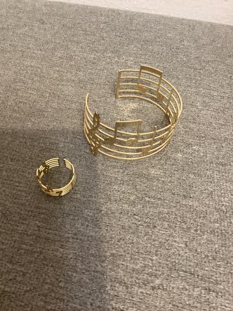 Elegantny náramok a prsteň - hudba,