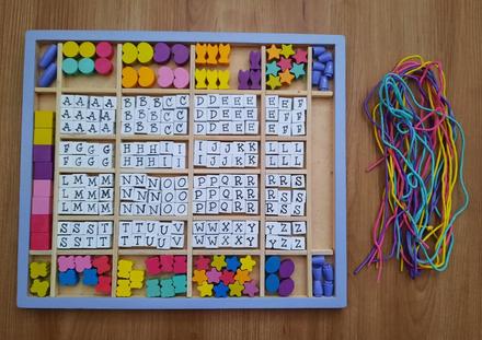 Drevené navliekacie korálky s abecedou, 