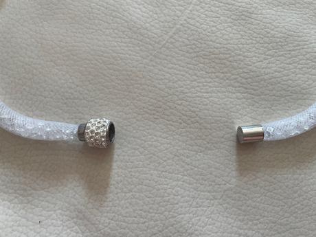 Nahrdelnik na magnet s kamienkami bizuteria, 