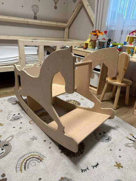 Hojdací koník a stolička  v jednom, 