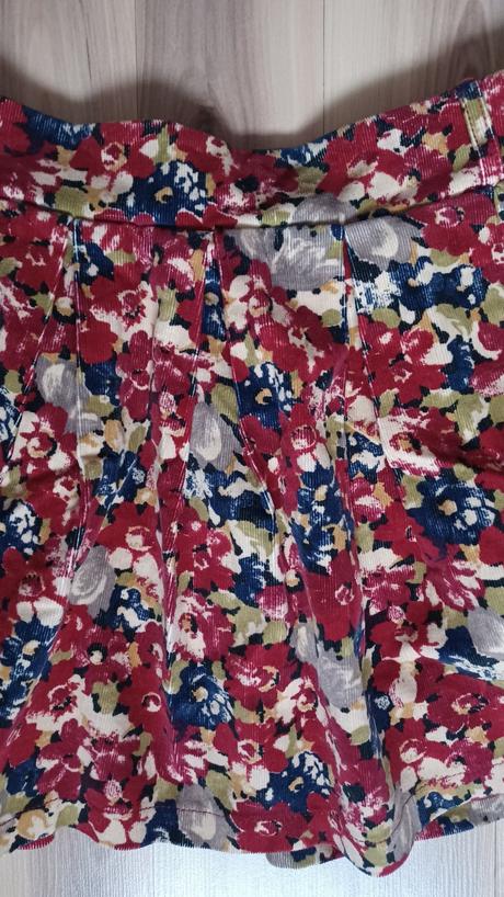 Kvetovaná menžestrová sukňa, 34