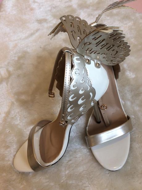 Sandalky s krídlami, 37