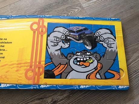 Kniha hotwheels s puzzle,