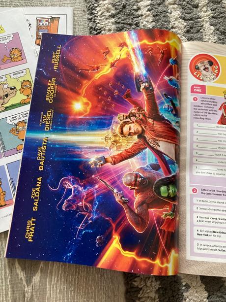 Mix anglických časopisov a mapa, 