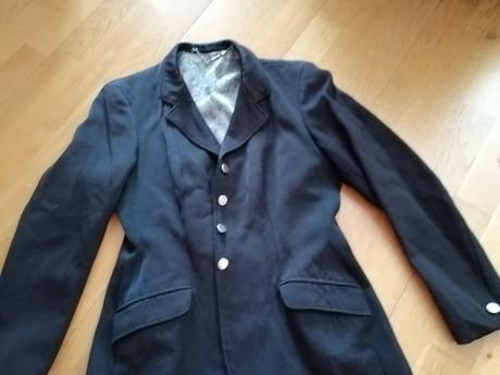 Čierne sako, 40
