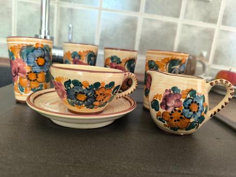 Keramické šálky a mliečnik, 