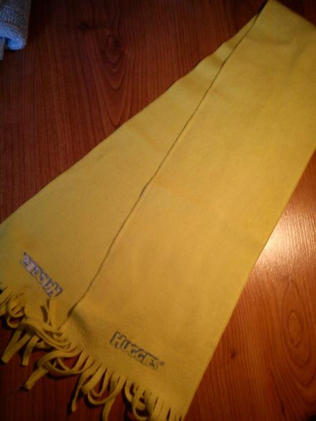 Žlté rukavičky a šál, 86