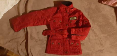 Tmavo cerveny kabát, 98