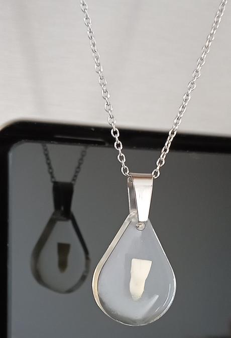 Prívesok na pamiatku so zúbkom, 