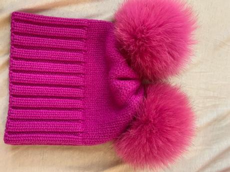 Čiapka s pravými brmbolčekmi, <50