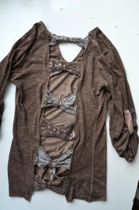 Tričko s výstrihom na chrbte, s