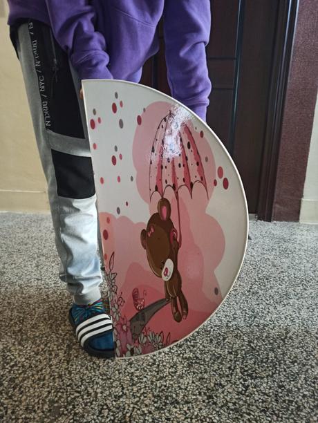 Polica na zavesenie do detskej izby, 