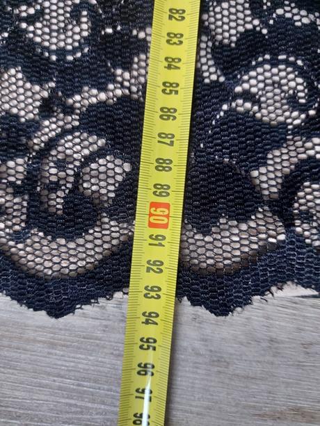 Čierno béžové čipkované šaty, m