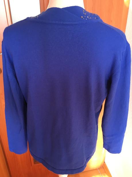 Elegantný pulover zdobený kamienkami, s