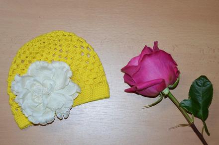 Háčkovaná čiapočka s kvetom, <50 - 158