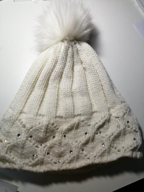 Damska čiapka s kamienkami, 