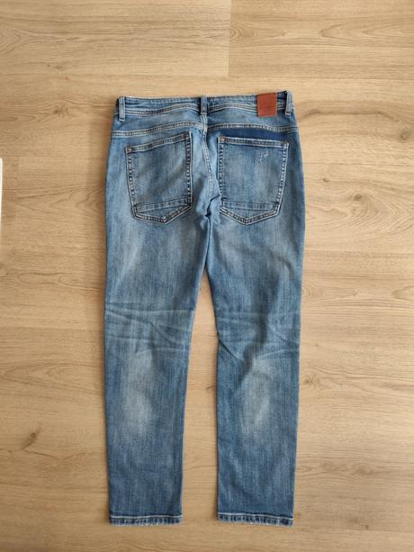 Roztrhané džínsy, m