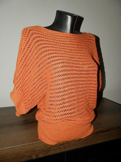 Svetrík tehlovej farby,