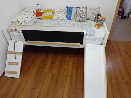 Predám detskú posteľ so šmýkľavkou, šírka (cm): 80,dĺžka (cm): 200