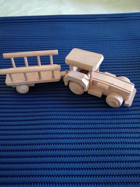 Dreveny traktor s vozom,