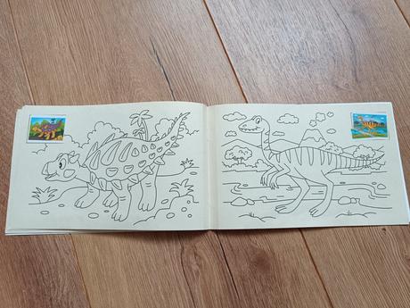 Omalovanka dinosaury,