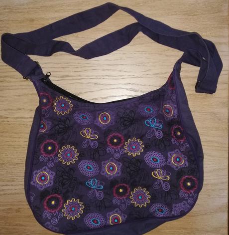 Vyšívaná kabelka,