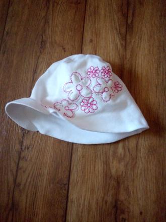 Biela čiapočka so šiltom 3 až 4r. top stav, radetex,104