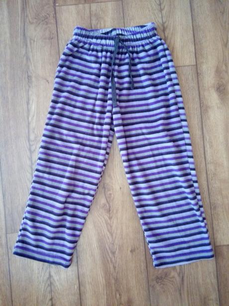 Pruhované tepláky 116 stredne teplé top stav, 116