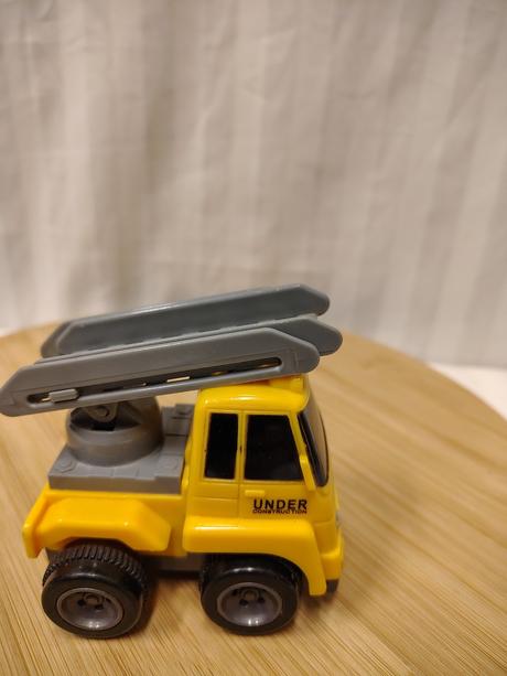 Žlté stavebné autíčko s rebríkom, 8 cm,