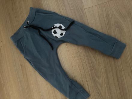 Pískacie tepláky, 80