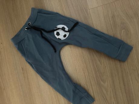 Pískacie tepláky, 80