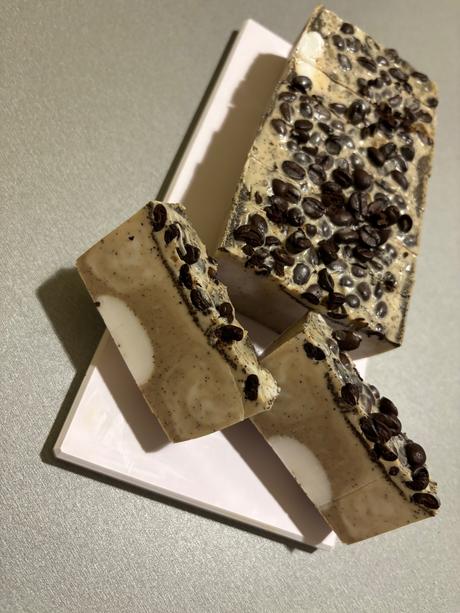 Handmade krájané peelingové kávové mydlo,
