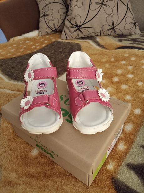 Sandálky, lasocki,22