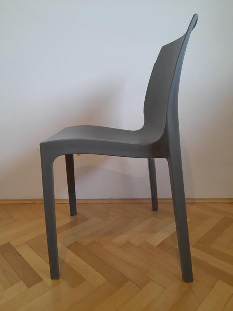 Stoličky stohovateľné,