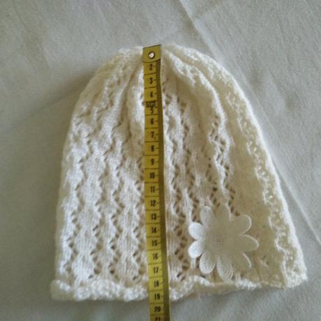 Biela háčkovana čiapka s kvietkom, 116