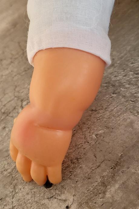 Bábika s hnedými očami a s príslušenstvom, 