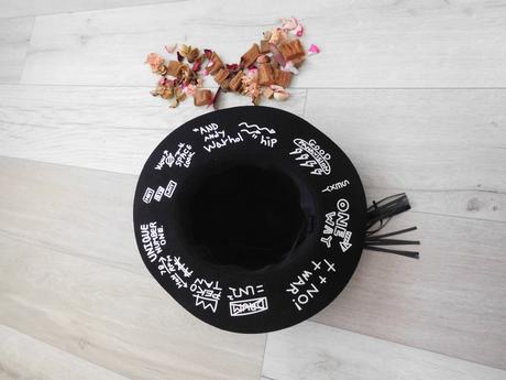 Reserved klobúk cierny s popisom bielej,, reserved