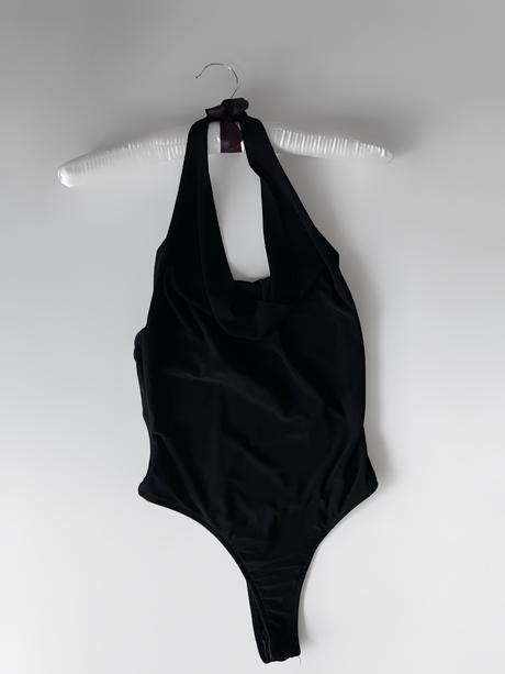 Halterneck body s padavým nariaseným výstrihom, bershka,xs