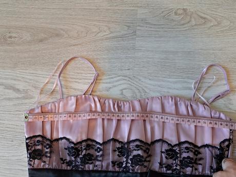 Saténové spoločenské šaty, m