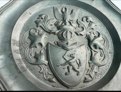 Cinovy znaceny 22 cm tanier s motivom 3 d erbu 22,