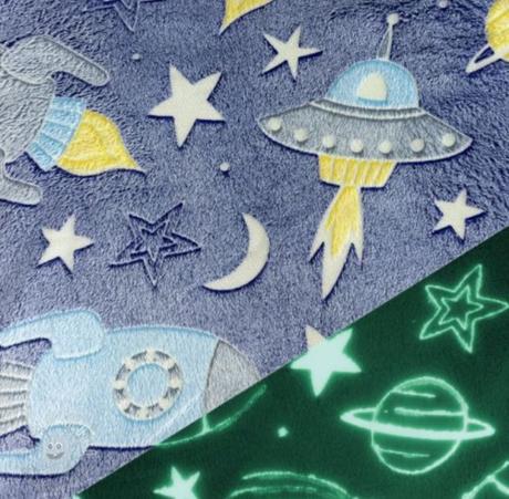 Deka svietiaca v tme s menom,